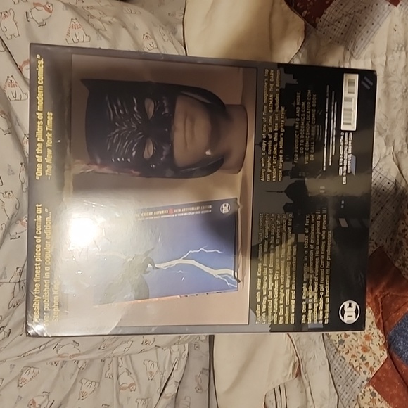 Batman The Dark Knight Returns Book & Mask Set - Picture 2 of 3